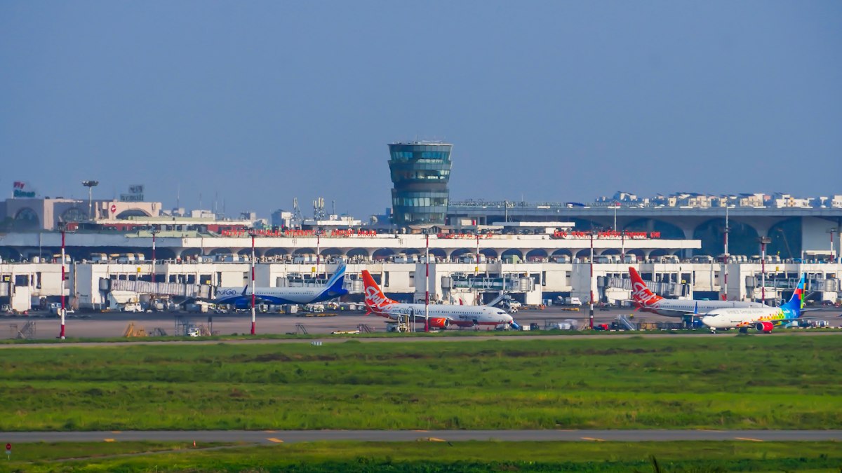 Máy bay đỗ tại nhà ga sân bay